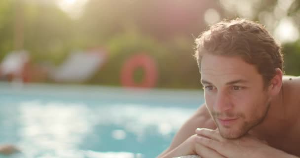 Man lay down relaxante perto de água da piscina em dia ensolarado.Amigos viagem italiana em Umbria.4k câmera lenta — Vídeo de Stock