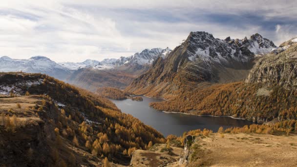 Moutain hills and lakes timelapse with vibrant fall colors fir trees with orange red and yellow leaves in Italian Alps rural countryside white mountains.Autumn mountain lake clouds timelapse — Stock Video