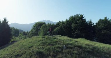 Bisikletçi yaz güneşli bir günde orman izi boyunca akıllı telefon havadan sürme dağ bisikleti ile bir resim çekiyor. Kros bisikletçisi. Mtb bisiklet inde akıllı telefon kullanan adam. Cep telefonu kullanan adam