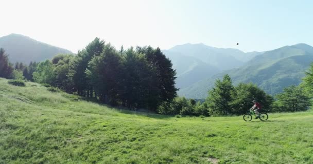 Mountainbike fahren entlang Waldweg Luftaufnahme im Sommer sonnigen Tag. Crossbiker. MTB-Radfahren auf dem Trail. Mountainbike fahren auf Pfad in den Bergen — Stockvideo
