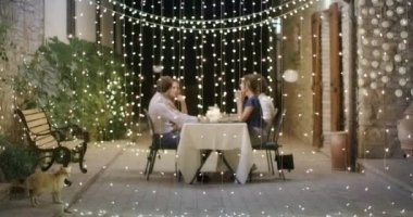 Dört kişi, iki çift romantik bir gurme yemeği ya da öğle yemeği sırasında konuşmaktan ve yemekten memnun. Geniş açıya yaklaşıyorlar. Umbria 45 'lik ağır çekimde arkadaşlarla İtalya gezisi