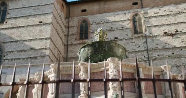 Вид навколо фонтан на головній площі Перуджа, Умбрія, Італія. Орбіта навколо фонтану розливу води в сонячний день — стокове відео