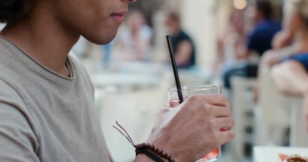 Man drinken cocktail bij Happy Hour aperitief in het Stadscafé. Spritz cocktail. Middellange portret shot vrienden Italiaanse reis in Umbrië. 4k Slow Motion — Stockvideo