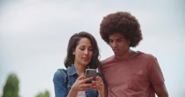 Romantik Çift kırsal kasaba, Assisi.approach içinde geniş bir selfie ile smartphone alarak vurdu. Arkadaşlar Umbria.4k yavaş çekimde İtalyan yolculuk