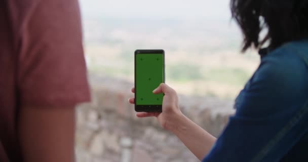 로맨틱 한 커플은 셀카를 찍거나 Assisi.Portrait 중간 샷의 시골 마을에서 녹색 screeen 스마트 폰 장치를 사용하여. 움브리아.4k 슬로우 모션의 친구 이탈리아 여행 — 비디오