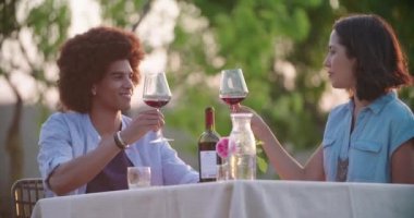 erkek ve kadın tost ve gün batımında açık romantik gurme akşam yemeği sırasında kırmızı şarap içme. Orta atış. Umbria.4k yavaş hareket Arkadaşlar İtalyan gezisi