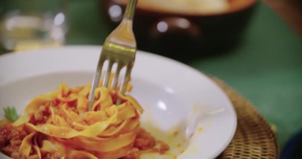 Detalhe de belo prato durante um jantar gourmet romântico ou almoço. Amigos viagem italiana em Umbria.4k câmera lenta — Vídeo de Stock