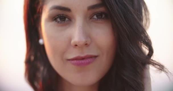 Hermosa mujer sonriendo retrato feliz mientras habla durante la cena gourmet romántica al aire libre al atardecer. Amigos viaje italiano en Umbria.4k cámara lenta — Vídeos de Stock