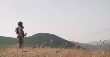 aşk erkek ve kadın manzara panorama görünümlü iki kişi çift. Gün batımında veya gün doğumunda bir patika yolunda yürüyüş direkleri veya nordic yürüyüş ile yürüyüş. Umbria Handheld.Friends İtalyan gezisi