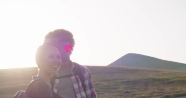 Dos personas pareja en amor hombre y mujer mirando paisaje panorama.Hiking con bastones de trekking o nordic caminar al aire libre en un sendero al atardecer o al amanecer. — Vídeos de Stock