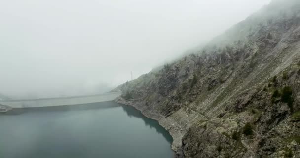 Luchtfoto-en klim vlucht over de Italiaanse Alpen berg RIFF klimmen. Wilde groene natuur buiten in mistig of bewolkt weer. boven de 4k drone truck — Stockvideo