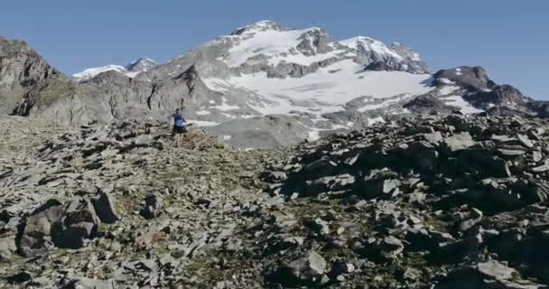 Aerial of man run on ridge edge.Trail runner running to mountain top training on rocky cliff.Wild green nature outdoors at sunrise or sunset backlit. Activité, sport, effort, défi, volonté — Video