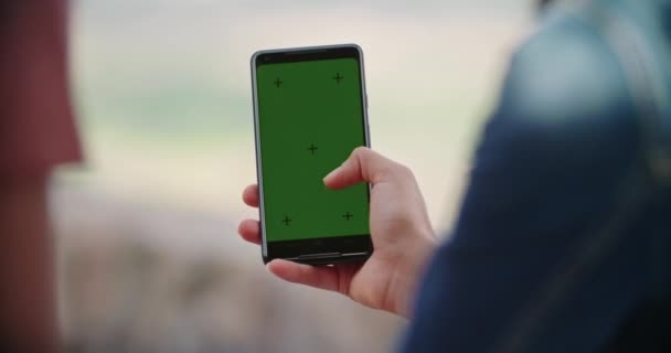 Romantisch paar het nemen van een selfie of het gebruik van groene screeen Smartphone apparaat in de landelijke stad Assisi. portret medium schot. Vrienden Italiaanse reis in Umbrië. 4k Slow Motion — Stockvideo