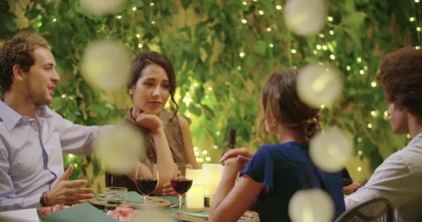Quattro persone, due coppie felici che parlano e mangiano durante una romantica cena o pranzo gourmet. Amici viaggio italiano in Umbria.4k slow motion — Video Stock