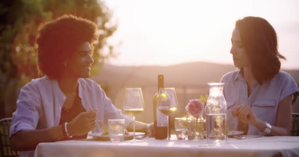 Casal apaixonado feliz falando e comendo durante um jantar romântico gourmet ao ar livre ao pôr do sol.Medium tiro. Amigos viagem italiana em Umbria.4k câmera lenta — Vídeo de Stock