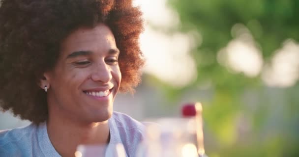 Hombre sonriendo retrato feliz mientras habla durante la cena gourmet romántico al aire libre al atardecer. Amigos viaje italiano en Umbria.4k cámara lenta — Vídeos de Stock