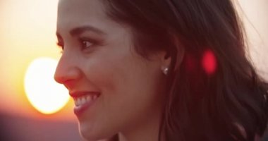 gün batımında romantik gurme akşam yemeği sırasında konuşurken mutlu portre gülümseyen güzel kadın.close shot. Mutluluk, rahatla. Umbria.4k yavaş hareket Arkadaşlar İtalyan gezisi