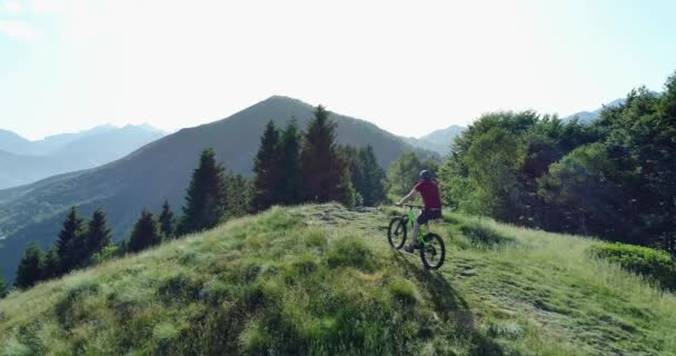 Ποδηλάτης ιππασίας ποδήλατο βουνού κατά μήκος του δάσους μονοπάτια εναέρια θέα την καλοκαιρινή ηλιόλουστη μέρα. Ποδηλάτης κάντρι. Ποδηλατικό ποδήλατο στο δρόμο. Ιππασία βουνό e-ποδήλατο κατά μήκος μονοπάτι στα βουνά — Αρχείο Βίντεο