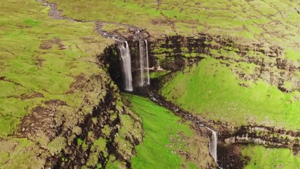 Faroe Adaları 'ndaki çarpıcı şelalenin havadan görünüşü. Fossa şelalesinin havadan görünüşü. Hava bulutlu, çekim yapıyoruz, insan yok. Vahşi kayalık yamaçta görkemli bir şelale. Yüksek kaliteli görüntüler. — Stok video
