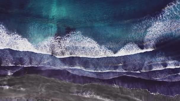 Vista aérea de la hermosa playa con vista de las olas del océano y el agua que se estrella en la orilla de arena desde el ángulo superior. Playa de las Islas Feroe con olas rompiendo a la orilla. No hay gente, épica playa salvaje dramática — Vídeos de Stock