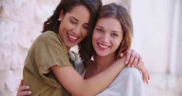 Twee lachende vrouwen portretje.Jonge vrouwen glimlachend gelukkig portret. Vooraanzicht, close-up.Vrouwen die naar de camera kijken. Vriendschap of liefdesconcept — Stockvideo