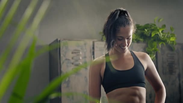 Retrato de mujer fitness sonriente en casa.Entrenador personal en casa. Mujer sonriendo durante el entrenamiento en casa. Mujer descansando durante el entrenamiento de fitness. — Vídeo de stock