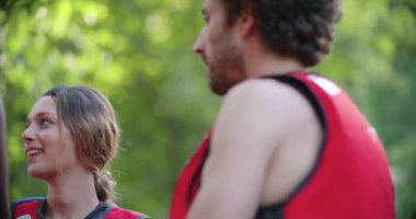 Nehir kenarına inmeden önce spor kaskı ve can yeleği giyen bir grup insan. Ekstrem spor etkinliğine başlamadan önce brifing veren bir grup insan. Rafting aşırı sportif arka plan destekli..
