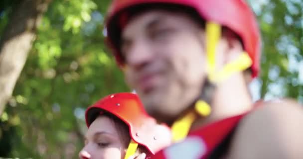 Cremalheira foco Jerky em homem e mulher usando capacete esportivo e colete salva-vidas antes de rafting ou canoagem. Esporte extremo.4k câmera lenta — Vídeo de Stock