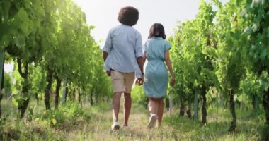 Romantik aşk çifti, kadın ve erkek gün batımında ya da gündoğumunda üzüm bağının yanında yürüyor ve gülümsüyor. Ilık güneş geri geliyor. Umbria .3k 'te arkadaşlarla İtalyan gezisi.