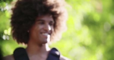 Rafting ya da kano yapmadan önce dalış kıyafeti giyen bir adam. Aksiyon sporu. Dostlar İtalya gezisi Umbria 44k yavaş çekim