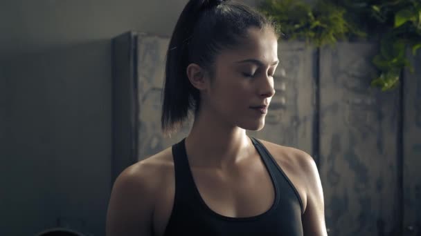 Mujer que utiliza el teléfono inteligente con la aplicación de entrenamiento entrenador personal en casa. Mujer preparándose para el entrenamiento con la aplicación de fitness. Cierre la órbita Shot.Woman utilizando el teléfono móvil mientras descansa durante el entrenamiento de fitness — Vídeo de stock