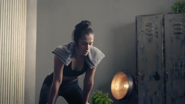 Fitness žena dýchá a odpočívá během cvičení pauza doma nebo v posilovně. Aktivní unavená žena si dává pauzu od tréninku. — Stock video