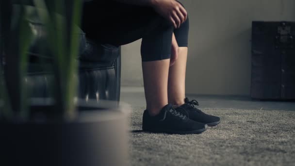 Femme attache ses chaussures avant de commencer l'entraînement à la maison ou au gymnase. Femme active attacher lacets pendant training.legs et mains détail. — Video