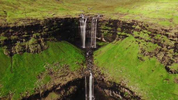 Vista aérea da cachoeira deslumbrante nas Ilhas Faroé. Vista aérea da cachoeira Fossa. Tempo nublado, tiro, sem pessoas. Cachoeira majestosa na encosta rochosa selvagem. Imagens de alta qualidade. — Vídeo de Stock