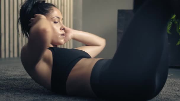 Detail einer Frau, die zu Hause auf dem Boden trainiert.Frau beim Crosscrunch-Fitnesstraining zu Hause. Frauen trainieren Bauchmuskeln. Haus im Industriestil — Stockvideo