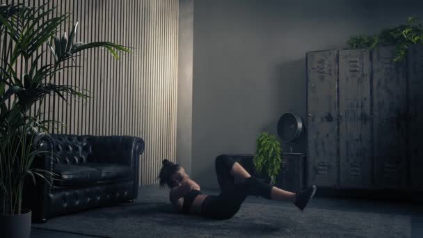 Mujer haciendo ejercicio en casa.Mujer haciendo ejercicios de ejercicios abdominales en casa. Mujer haciendo crujidos cruzados. Casa de estilo industrial. Cuidado del cuerpo, determinación. Trípode estático disparado — Vídeo de stock