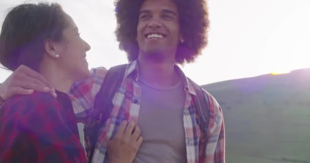 homme et femme souriant et riant ensemble en plein air au coucher du soleil.Slow motion close-up.