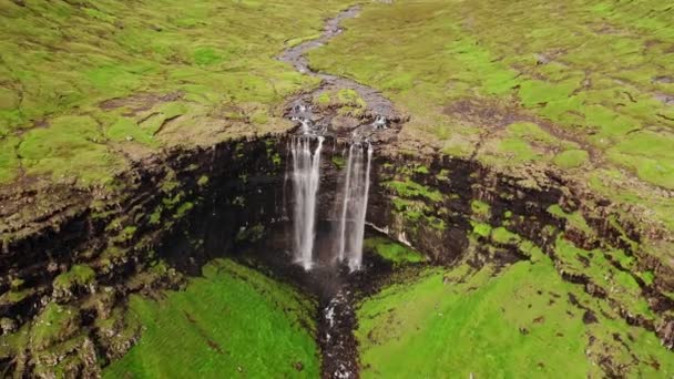 Faroe Adaları 'ndaki çarpıcı şelalenin havadan görünüşü. Fossa şelalesinin havadan görünüşü. Hava bulutlu, çekim yapıyoruz, insan yok. Vahşi kayalık yamaçta görkemli bir şelale. Yüksek kaliteli görüntüler. — Stok video