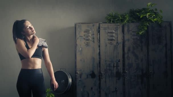 Femme de remise en forme essuyez-vous pendant une pause d'entraînement à la maison ou au gymnase. Femme fatiguée active prenant une pause de training.Woman séchage de la transpiration. — Video