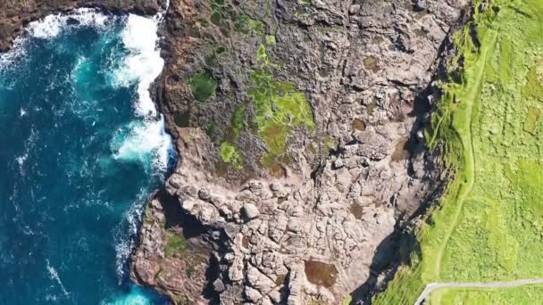 Vzdušný pohled z divočiny Shoreline. Vzdušný pohled na mořské vlny narážející na skalnaté pobřeží. Letecký pohled na ohromující skalnaté pobřeží na oceáno.Vpřed vytváří výstřel. Faerské ostrovy — Stock video