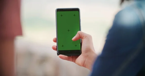 Pareja romántica tomando una selfie o utilizando un dispositivo de teléfono inteligente pantalla verde en la ciudad rural de Assi.Portrait media shot.Friends viaje italiano — Foto de Stock