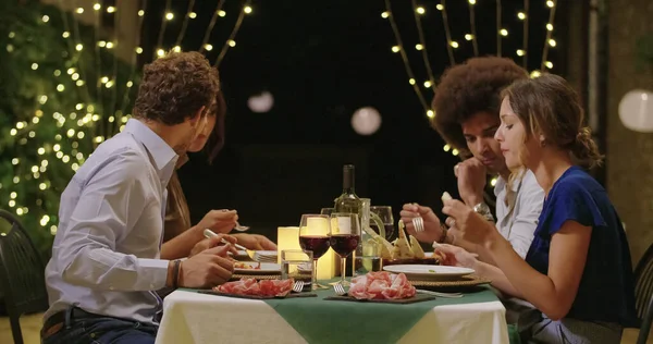 Fire personer, to par glade taler og spiser under en romantisk gourmet middag eller frokost.Medium skud. Venner italiensk tur i Umbria.4k slow motion - Stock-foto
