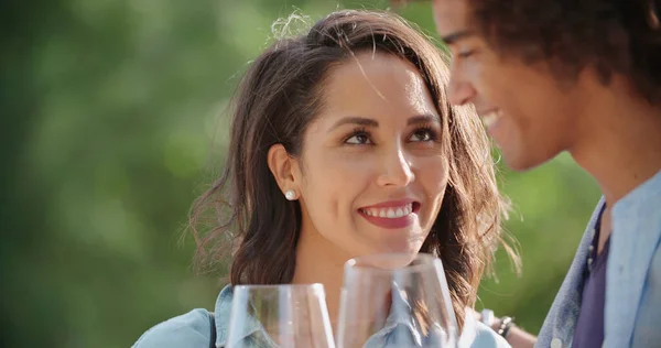 Romantische jonge vrouw en man proeven wijn met degustation in wijngaard wijn.Wijnproeverij.Rode wijn proeven mensen genieten van drinken.Close-up.Vrouw op zoek naar man met wijnglas glimlachen — Stockfoto