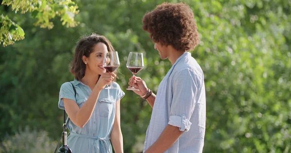 Romantische junge Frau und Mann bei einer Weinverkostung in einem italienischen Weingut. Weinverkostungskultur. Weinverkostung. Rotweinverkostung Menschen genießen trinken — Stockfoto