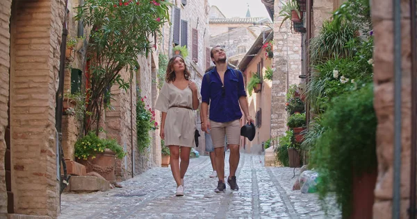 Deux touristes heureux marchant dans une petite rue visitant la ville rurale. Deux personnes marchant dans la vieille ville et plaisantant les uns les autres.Voyage de vacances des amis en Italie — Photo