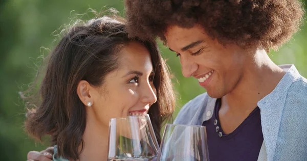 Romantische jonge vrouw en man proeven van wijn met spannende prive-degustation in Italiaanse wijngaard wijnmakerij. Wijncultuur. Wijnproeverij.Rode wijn proeven mensen genieten van het drinken. close-up — Stockfoto