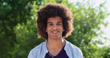 Güneşli bir günde, üzüm bağında ya da yeşil doğa ekolojik ortamda gülümseyen bir adam. Yakın çekim. İtalya gezisi.