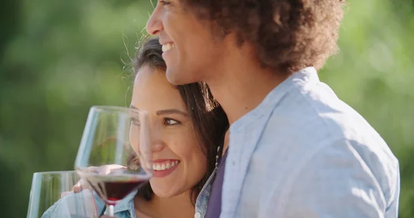 Romantische jonge vrouw en man proeven van wijn met spannende prive-degustation in Italiaanse wijngaard wijnmakerij. Wijncultuur. Wijnproeverij.Rode wijn proeven mensen genieten van het drinken. close-up — Stockfoto