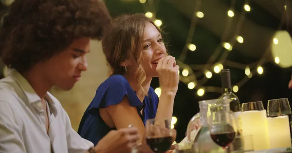 Vier Personen, zwei Paare, die bei einem romantischen Gourmet-Dinner oder Mittagessen fröhlich miteinander reden und essen. Freunde auf Italienreise — Stockfoto