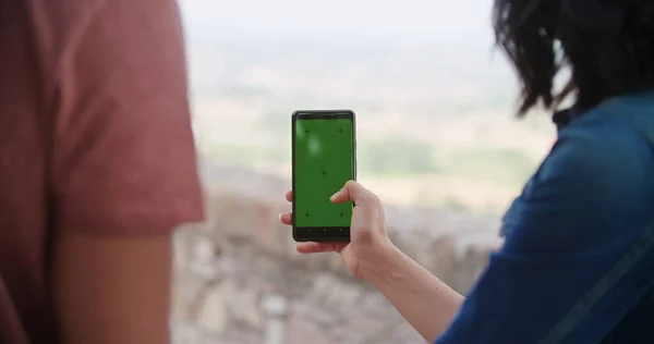Pareja romántica tomando una selfie o utilizando un dispositivo de teléfono inteligente pantalla verde en la ciudad rural de Assi.Portrait media shot.Friends viaje italiano. — Foto de Stock